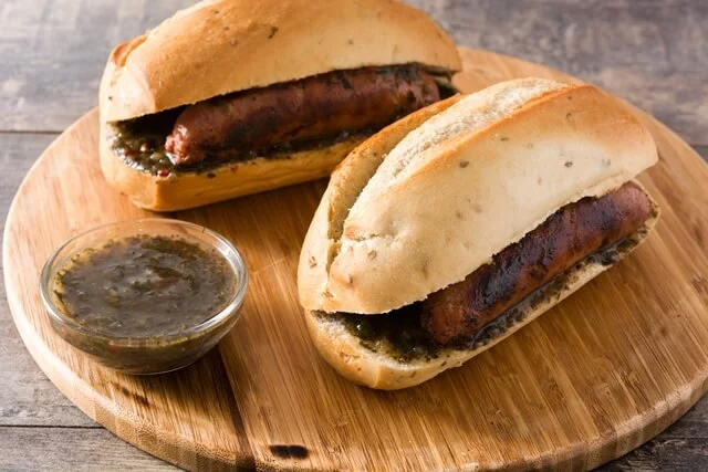 Este é o cachorro-quente Argentino. chamado de chouripan.