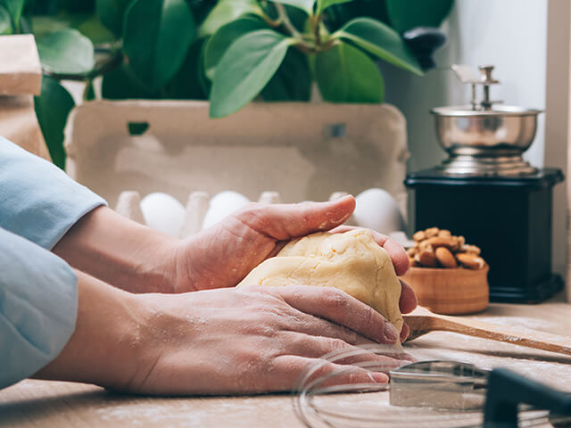 Sovando massa do pastel português
