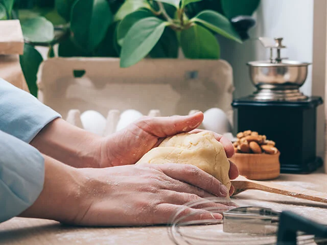 Sovando massa do pastel português
