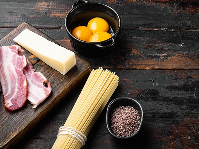 Como preparar macarrão a carbonara
